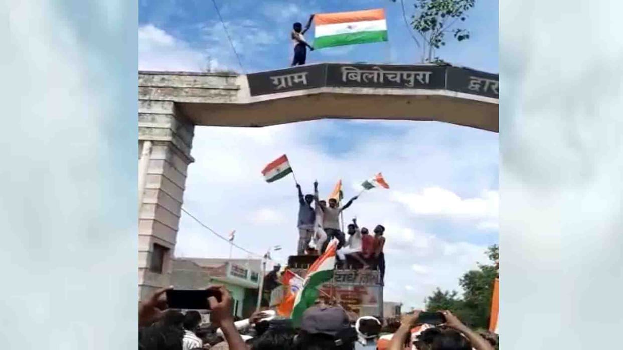 Meerut News: Youth climbed to a height carrying tricolor, injured after falling