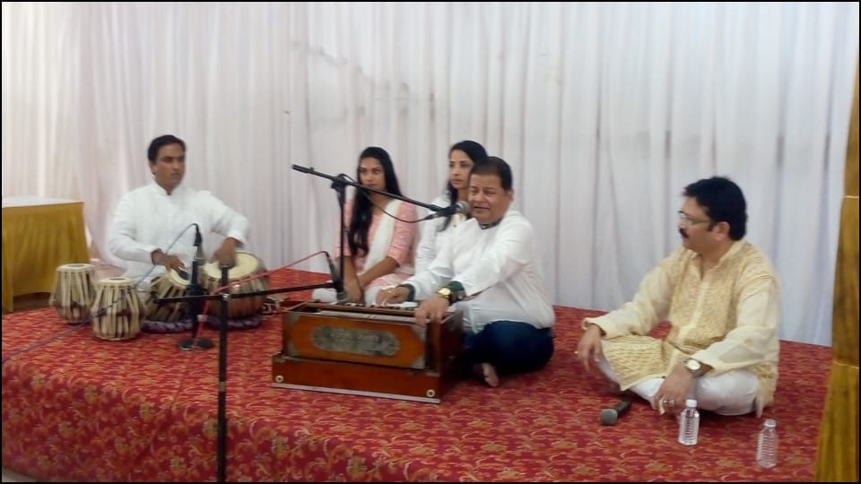 Anup Jalota gets emotional after remembering childhood friend Mithilesh Chaturved in last farewell