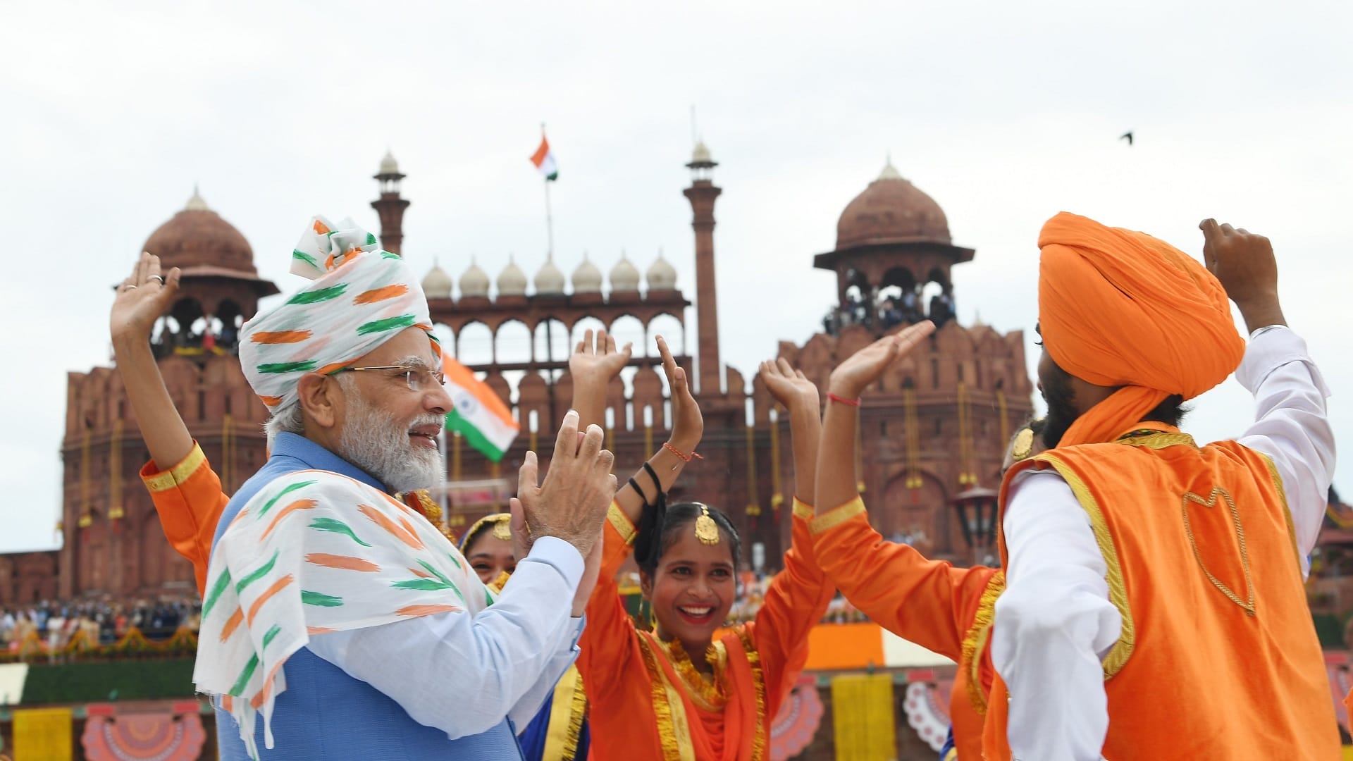 लाल किले की प्राचीर पर पीएम मोदी