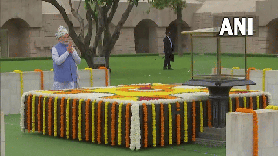 Independence Day: PM Modi wearing a tricolor turban, paid tribute to Mahatma Gandhi