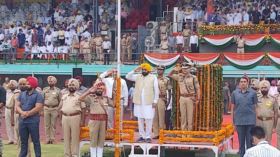 Punjab: 76th Independence day Function in Ludhiana, CM Bhagwant Mann hoist flag, Inaugurates Mohalla Clinic