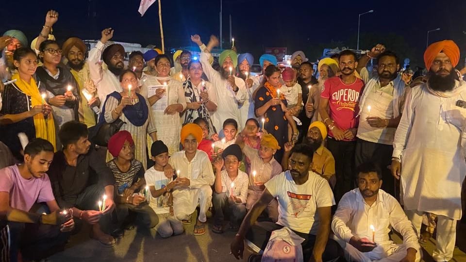Indo-Pak Dosti Manch paid tribute by lighting candles to Punjabis killed during partition at Attari border