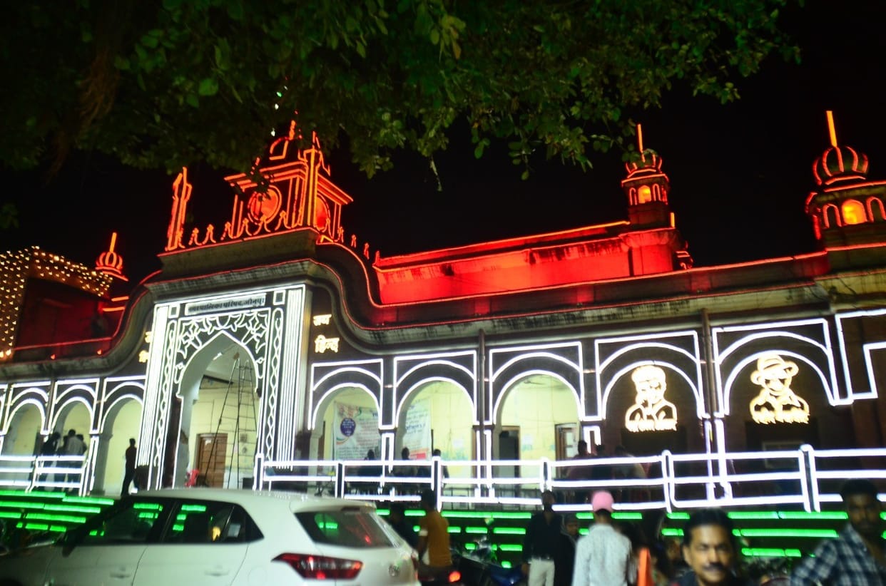 The whole city is decorated, today the tricolor will be hoisted