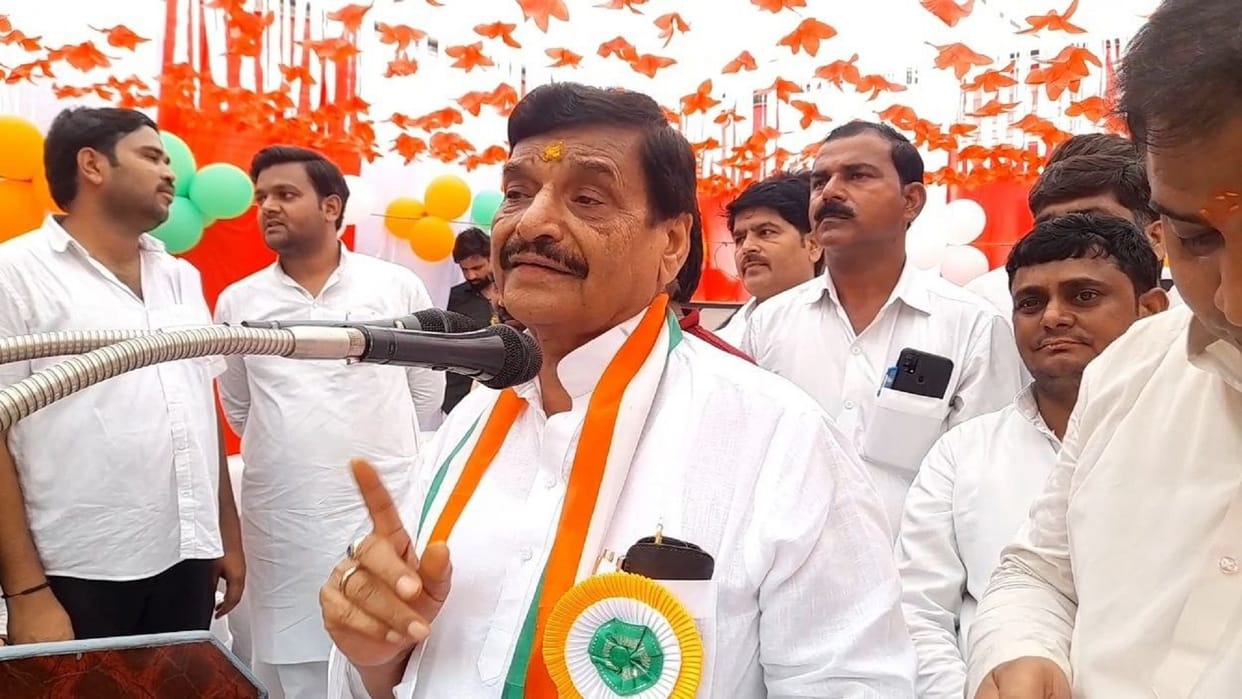 Shivpal targets Akhilesh yadav without taking name on I-day in etawah