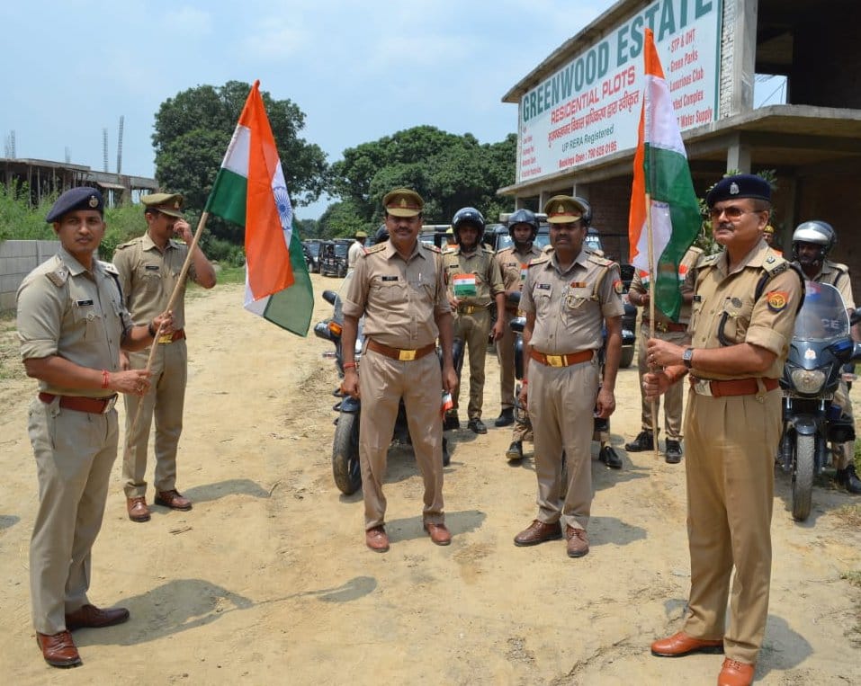 UP 112 took out the tricolor yatra