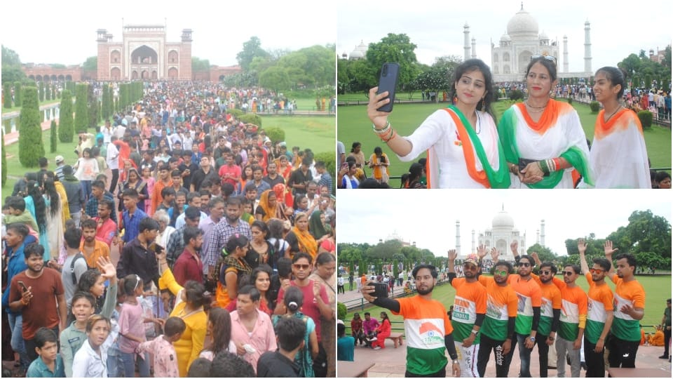 Huge crowd of tourists Tourists visited the Taj Mahal on Independence Day