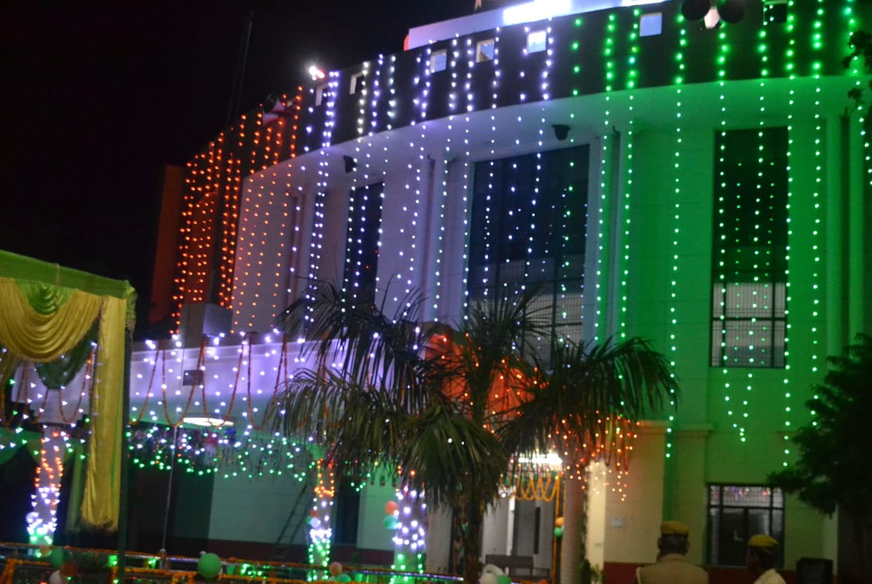 Kanpur dehat: The shadow of the celebration of independence, the government buildings illuminated with the tricolor