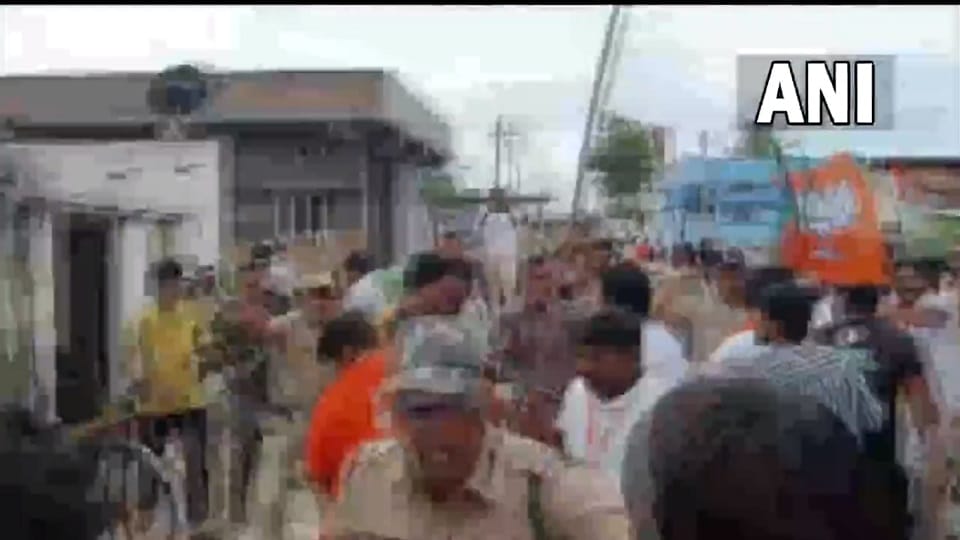 Telangana Clash between BJP and TRS workers during state BJP chief Bandi Sanjay Kumar Praja Sangrama Yatra