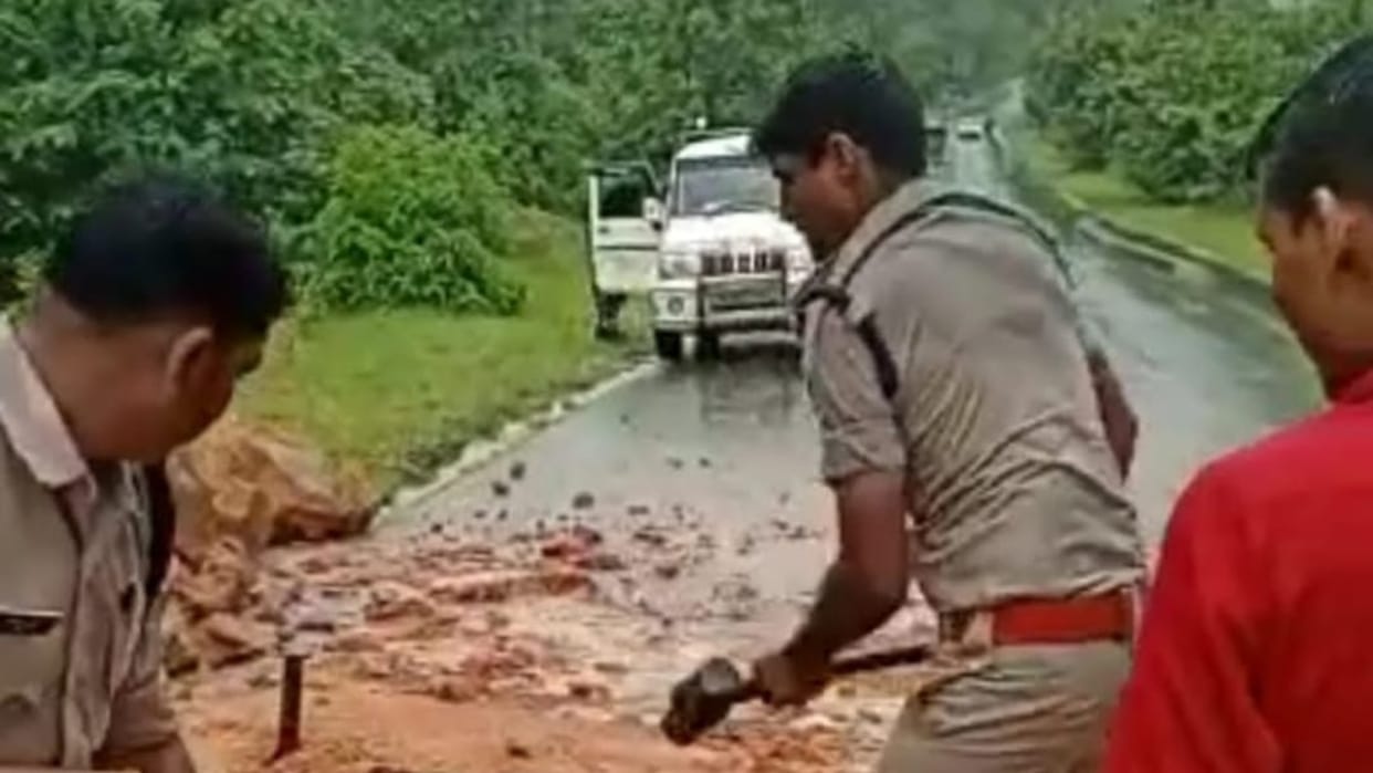Damua Dungaria road blocked due to landslide, police start traffic by removing stones with a hammer