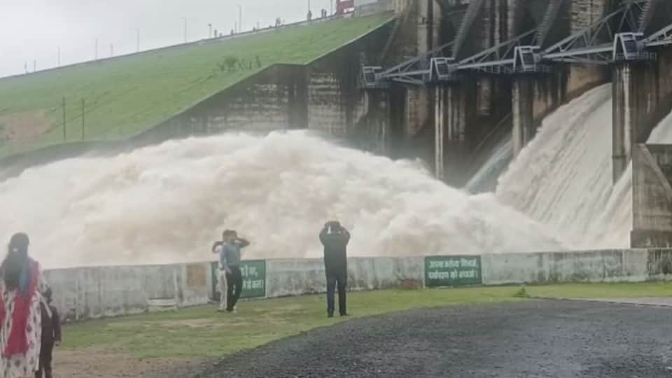 Rain in MP: 13 gates of Bargi dam opened, all gates of Tawa open, school holidays in Narmadapuram