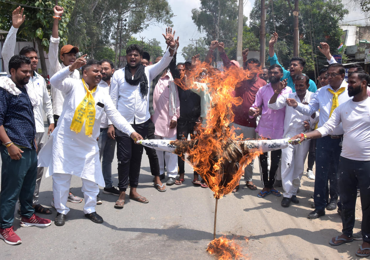 Saini Samaj burnt the effigy of Governor Koshyari