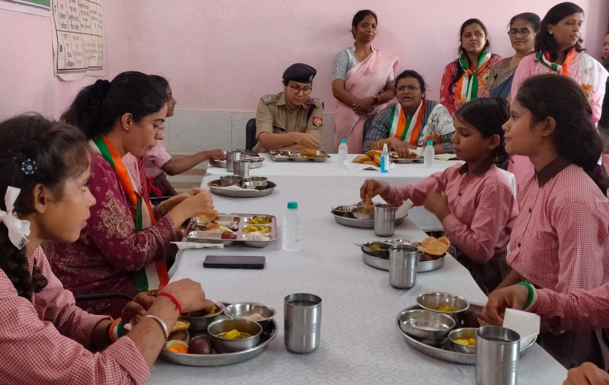 Kanpur dehat: 17 women officers had lunch with KGBV students