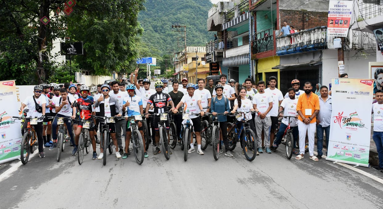 Raghav won Maa Tujhe Pranam cycle race, Girish finished second and Deepak third