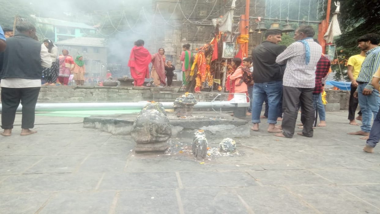 Girl from Jammu Bhaderwah died, three injured due to highmask light pole falling in Chaurasi temple premises