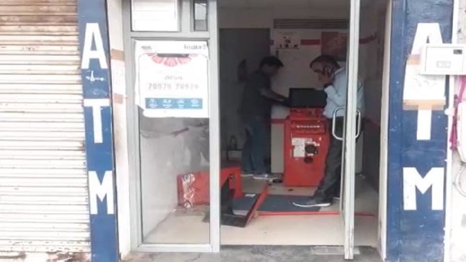 Attempt to rob cash by breaking ATM in Shahganj Agra News