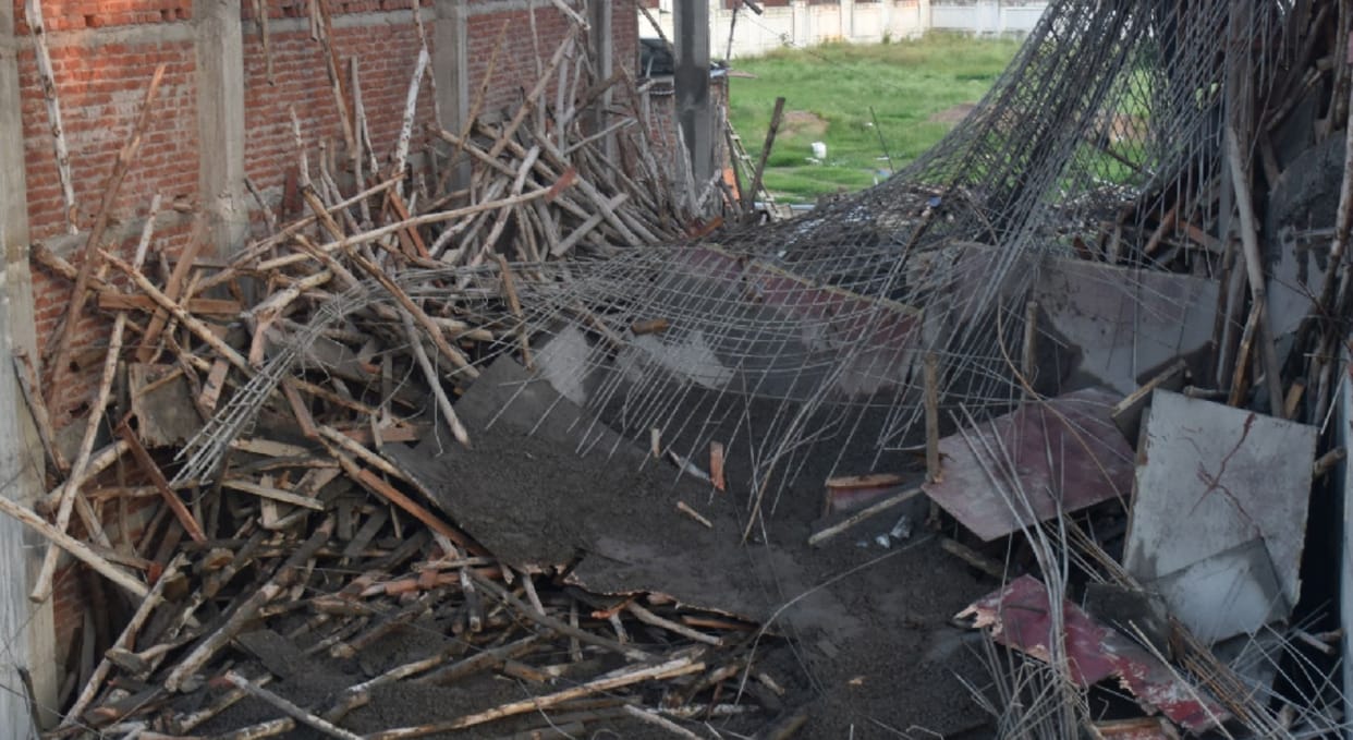 Ayodhya News : Shuttering of house under construction collapsed, one worker died
