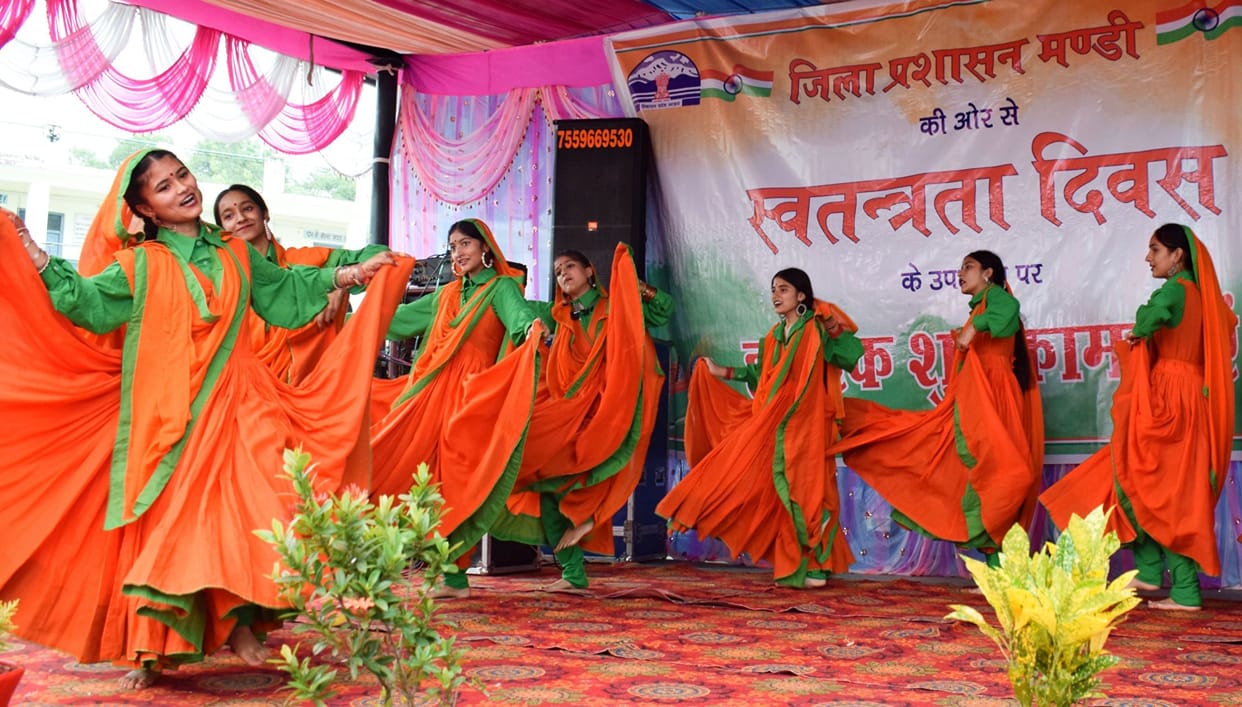 mandi news himachal news Children captivated by presenting a colorful program mandi indepandent day