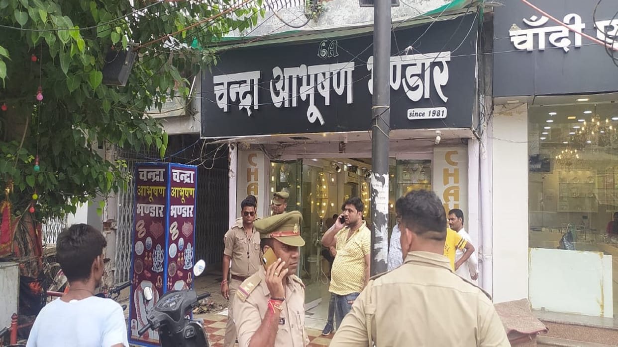 The police arrived after the news of the robbery at the jewelery shop but the matter was something else