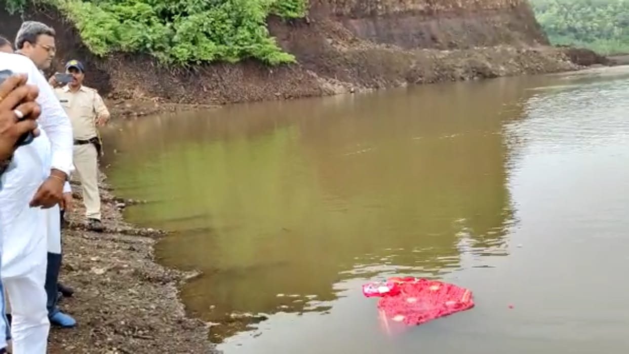 Two married women were worshiped to avoid damage to the dam near the river Karam and Narmada