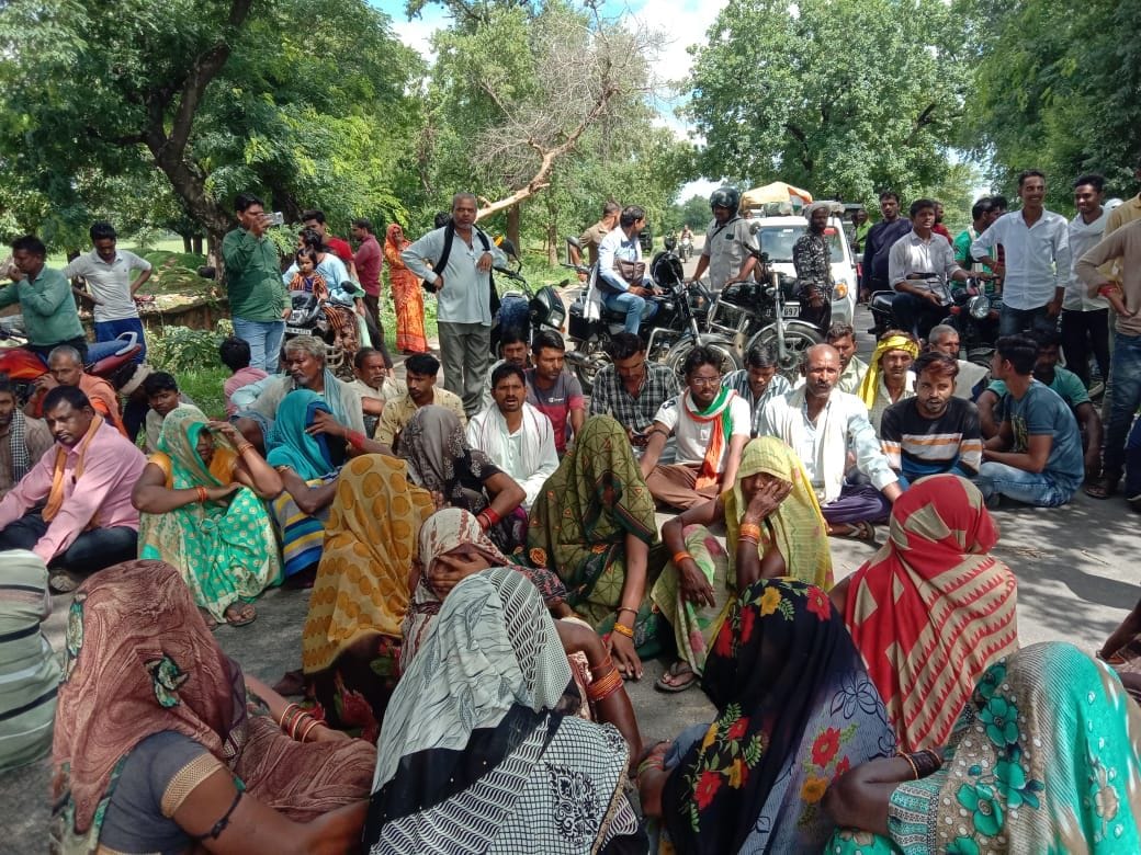 Chitrakoot: Angry villagers jammed due to non-registration of report