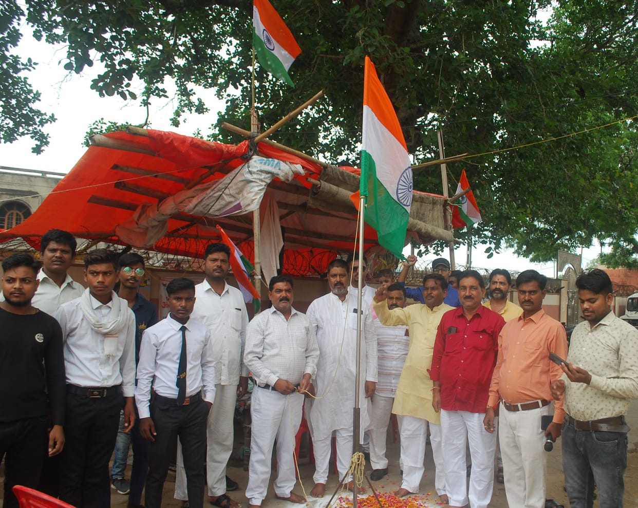 Hathras: The protesting members raised the flag, opposed the chairman