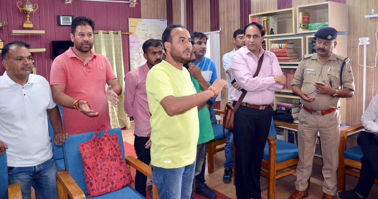 Consumers surrounded the circle officer of the society