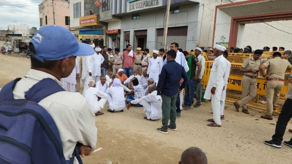 Farmers sitting on dharna outside Deputy Speaker residence in Hisar