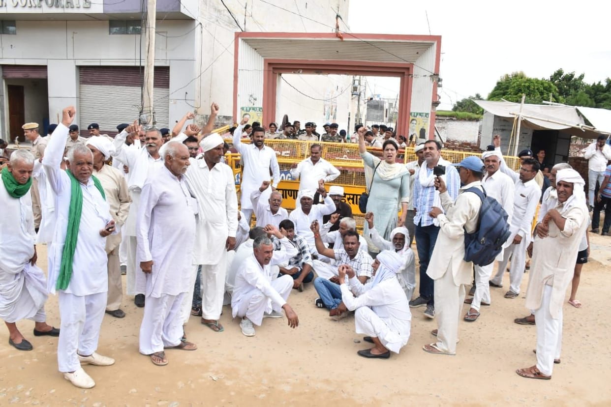 No compensation, farmers stage dharna at deputy speaker's residence