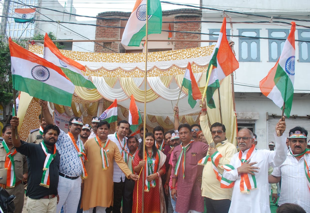Hathras: Independence Day celebrated with colorful programs in schools and colleges