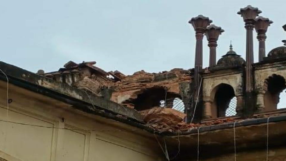 dome above the bhool bhullaiya in asifi imambara fell in the rain with strong wind