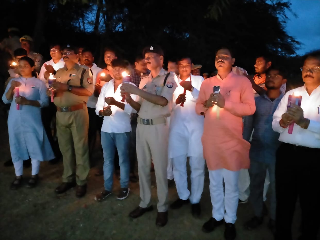 Banda: Tribute paid by taking out candle march till Yamuna Ghat