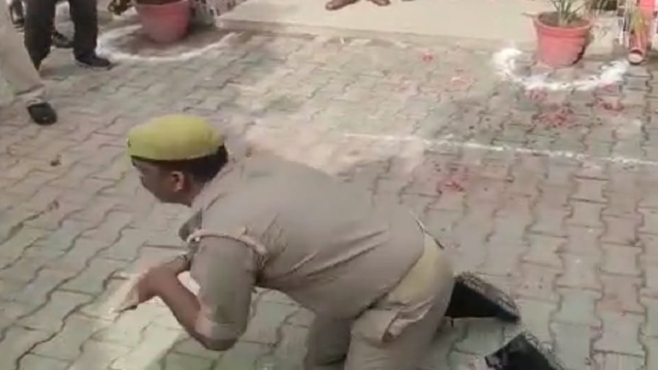 UP Police employees performed nagin dance in Pilibhit s Puranpur Kotwali