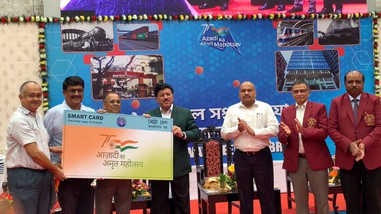 Kolkata Metro unveils new smart card, decorated the building with tricolor