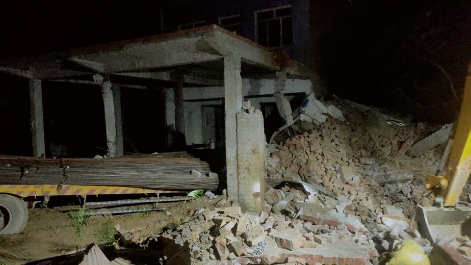 Uncontrollable trolley laden with bars entered house four including retired sub-inspector died in Mainpiuri