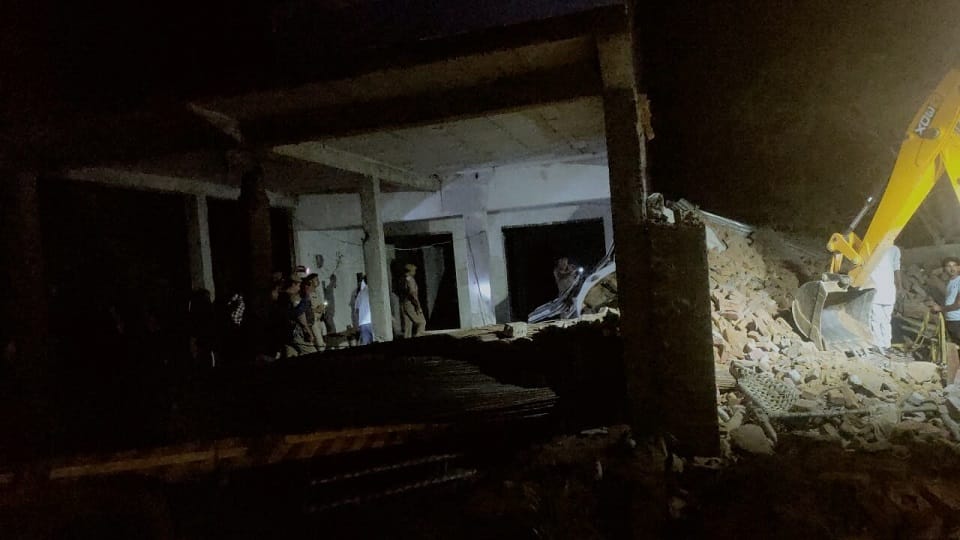 Uncontrollable trolley laden with bars entered house four including retired sub-inspector died in Mainpiuri