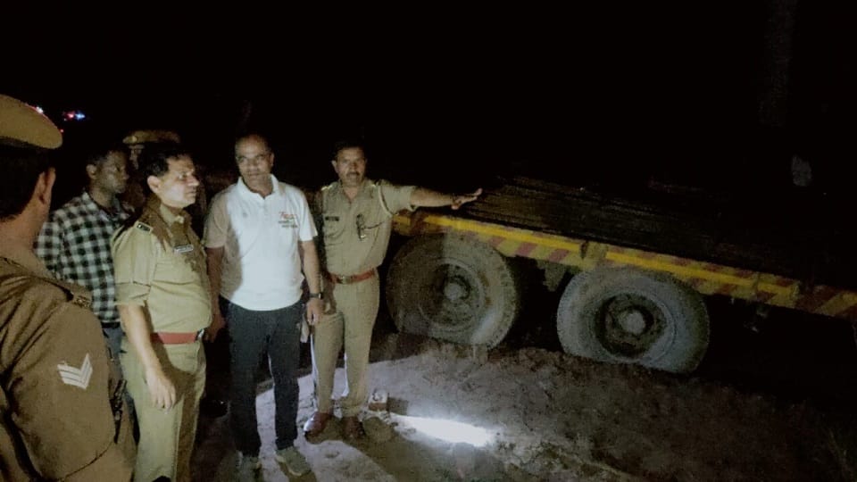 Uncontrollable trolley laden with bars entered house four including retired sub-inspector died in Mainpiuri