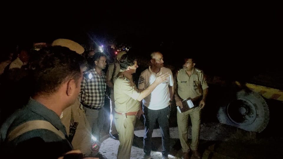 Uncontrollable trolley laden with bars entered house four including retired sub-inspector died in Mainpiuri
