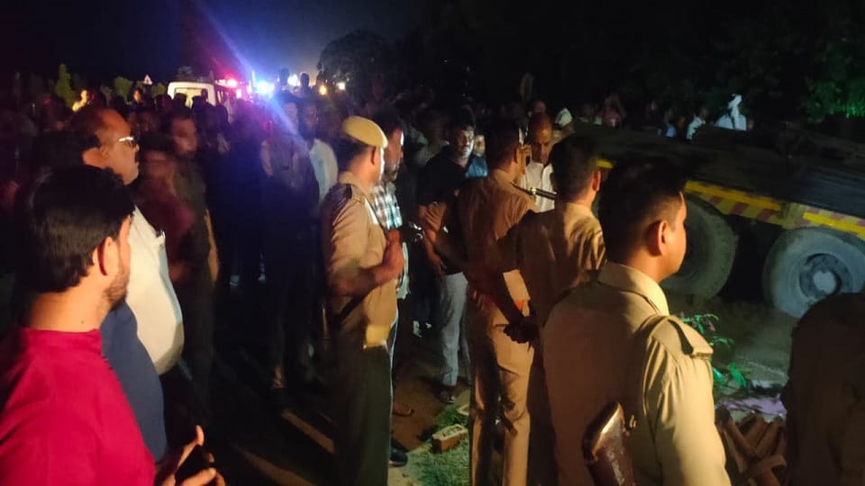 mainpuri road accident truck rammed into a house on road 4 dead and 6 injured