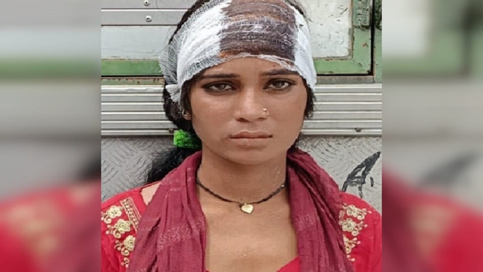 a girl injured in a fight between two sides due to damage of wall in Amroha Hasanpur area