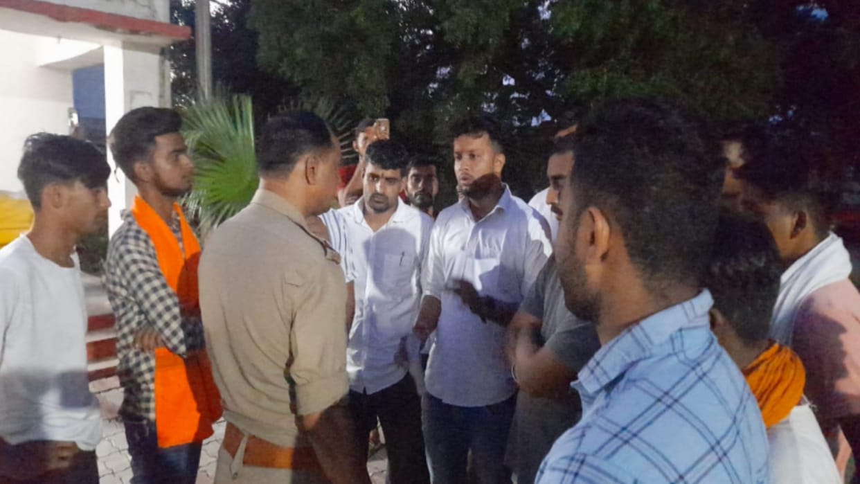 Bajrang Dal activists have ruckus in police station in connection with raising of controversial slogans
