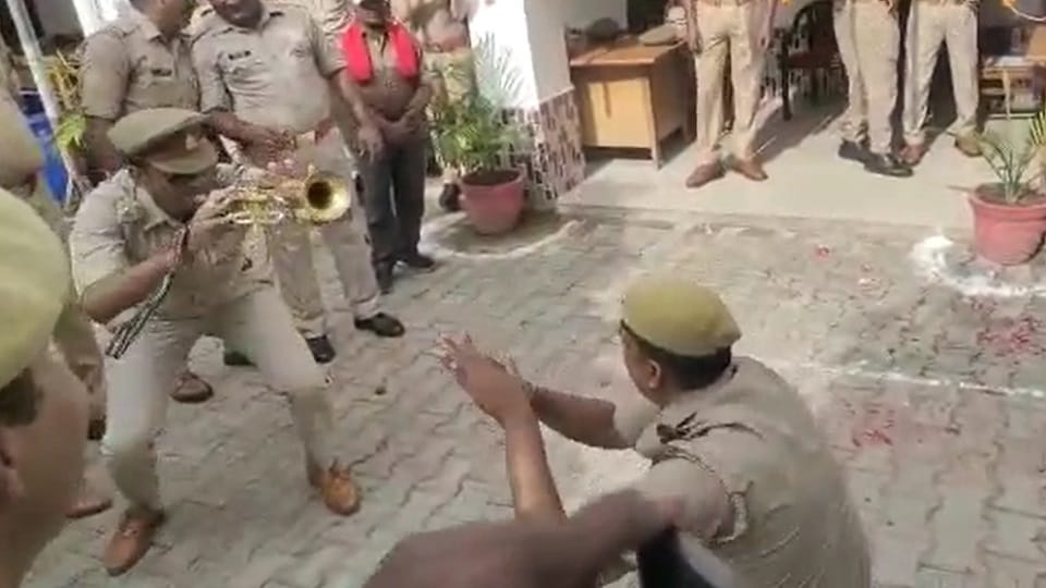 UP Police employees performed nagin dance in Pilibhit s Puranpur Kotwali