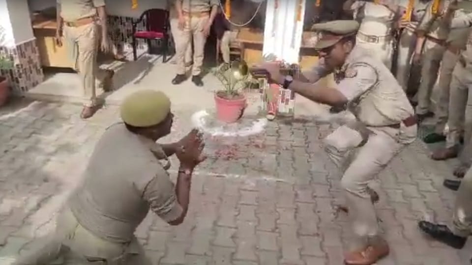 UP Police employees performed nagin dance in Pilibhit s Puranpur Kotwali