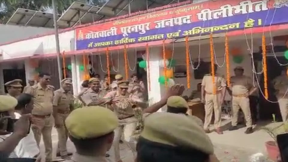 UP Police employees performed nagin dance in Pilibhit s Puranpur Kotwali