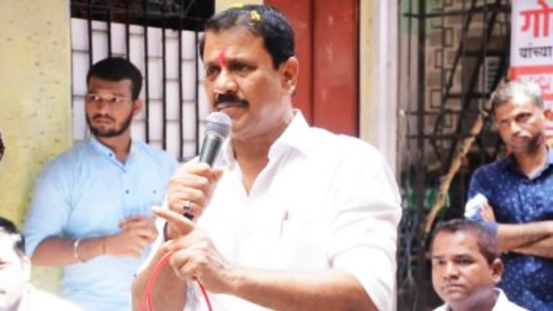 Shinde faction MLA threatens Sena workers; Thackeray supporters complain to police