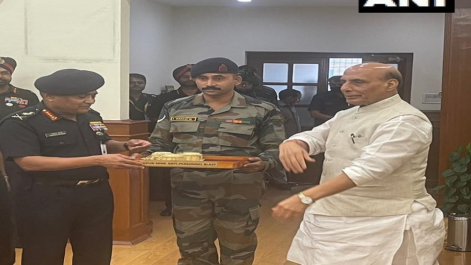 Rajnath handed over many weapons, including Nipun to army