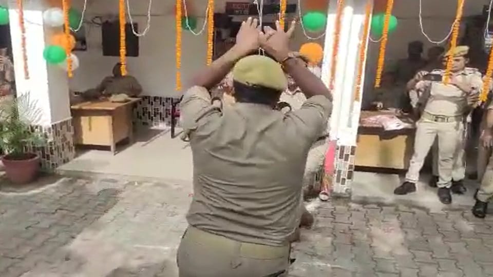 UP Police employees performed nagin dance in Pilibhit s Puranpur Kotwali