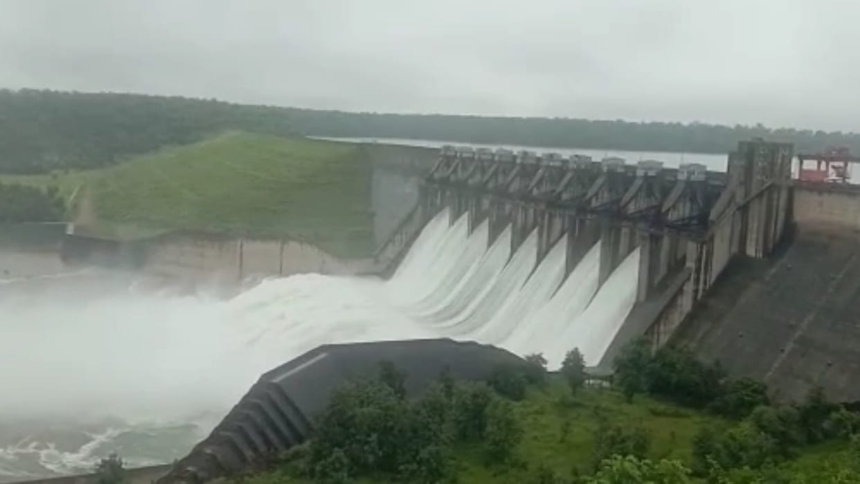Eight gates opened due to increasing water in the catchment area of Madikheda Dam