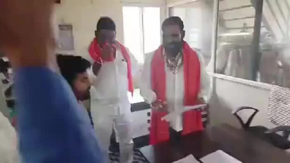 Shiv Sena MLA Santosh Bangar slaps an employee over poor quality of food
