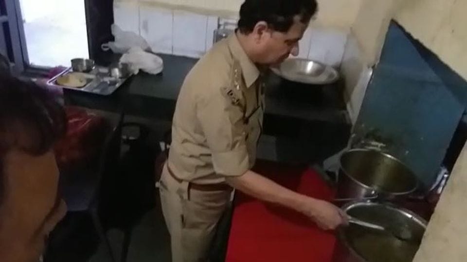 SP Kamlesh Dixit inspected the police line mess in Mainpuri