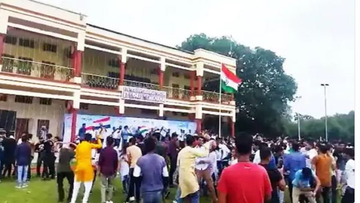 Dance on lollipop lagelu under the tricolor at IIT-BHU